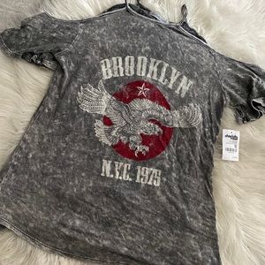 🏙️ BROOKLYN COLD SHOULDER TEE 🌃